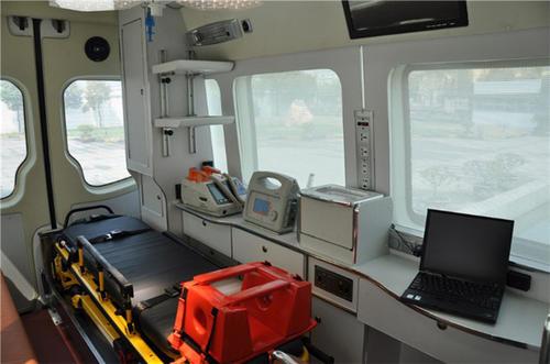 黄龙县救护车内部